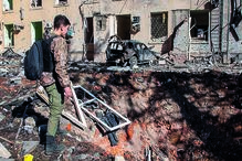 destruição. homem observa uma cratera após um bombardeamento na cidade de Kharkiv.