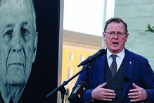 Emoção. Bodo Ramelow, primeiro-ministro da Turíngia, alemanha, durante uma homenagem a Boris Romantschenko, que sobreviveu aos campos nazis e morreu em Kharkiv. 