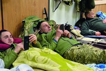 Proteção. Militares descansam num abrigo improvisado montado em Kharkiv, Ucrânia.  