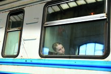 Viagem. Criança parte de comboio para a Polónia, a partir de Lviv. Mais de três milhões de ucranianos já fugiram.  