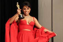 Ariana DeBose vence Óscar de Melhor Atriz Secundária com papel em West Side Story