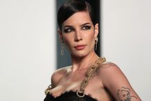 Halsey elegeu vestido totalmente transparente