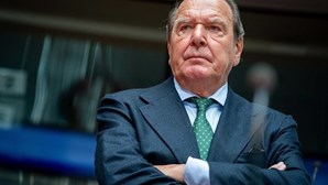 Alemanha retira privilégios a ex-chanceler Schröder por ligação à Rússia