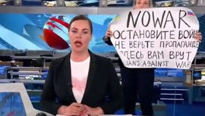 Jornalista russa que mostrou cartaz contra a guerra na Ucrânia multada novamente