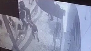 Imagens de videovigilância mostram brutal agressão a estrangeiro à porta de discoteca em Lisboa
