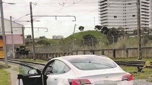 Condutor abandona Tesla na via férrea da estação de Campolide