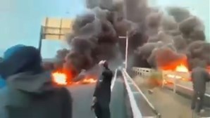 Incêndio provocado por pescadores espanhóis em protesto cortou Ponte sobre o Guadiana 
