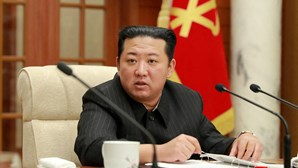 Kim Jong-un culpa trabalhadores pelo aumento de casos de Covid-19 