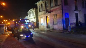 Incêndio deflagra em edifício devoluto em Paredes
