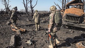 32.º dia: Zelensky pede mais armas ao Ocidente e forças ucranianas recuperam vilas perto de Kharkiv