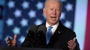 Joe Biden anuncia que 30 países vão juntar-se aos EUA para aumentar oferta de petróleo