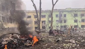 Um hospital arrasado em Mariupol, cidade castigada pelo cerco russo desde 24 de fevereiro