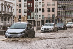 Faro viu ruas transformadas em ‘rios’, devido à chuva forte, no domingo