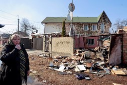 Uma professora reformada reage à destruição da própria casa provocada por um bombardeamento em Kiev