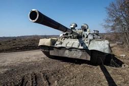 Um tanque russo capturado na região de Sumy, perto da fronteira russa