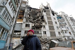 Em Mariupol, uma residente reage à destruição do seu apartamento causado pelos ataques russos