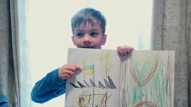 Sozinho no quarto dos avós, Arsen, de seis, desenha tanques russos a serem abatidos pelos soldados ucranianos