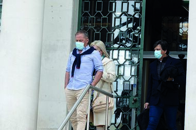 Elsa Leitão escondeu-se atrás do ex-marido, Gil Silva, à saída do tribunal