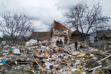 Casas destruídas em Marhalivka, na região de Kiev, na Ucrânia