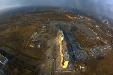 Imagens de drone mostram edifícios bombardeados em Mariupol