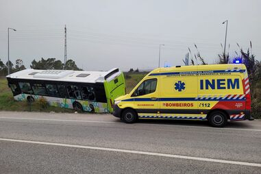 Mão encravada no volante leva a despiste de autocarro em Cascais
