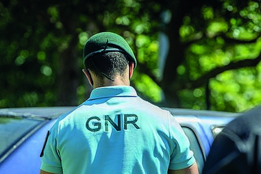 Oficial investigado continua ao serviço, sem ter tido penas disciplinares