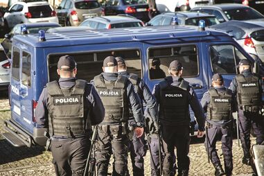 Suspeito detido por uma Equipa de Intervenção Rápida da PSP, em Lisboa