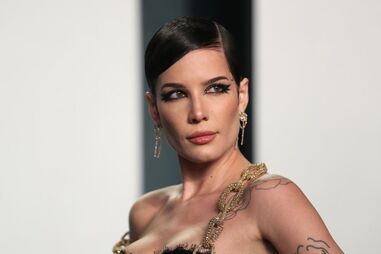 Halsey elegeu vestido totalmente transparente