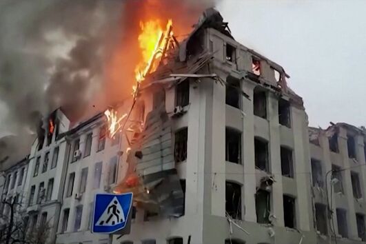 Edifício da polícia de Kharkiv atingido por mísseis russos 