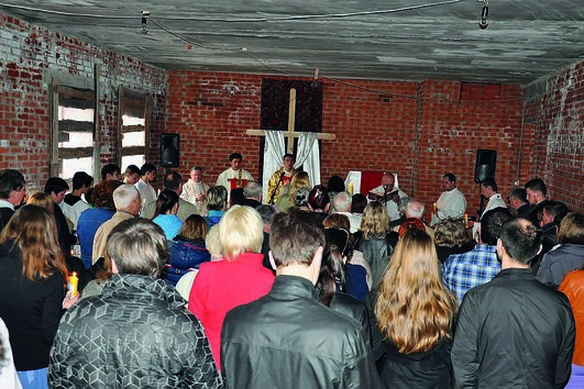 O padre Pavlo celebrou missa enquanto as condições o permitiram 