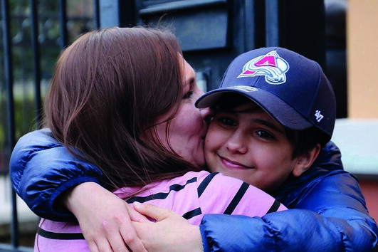 Mãe e filho num reencontro emocionado