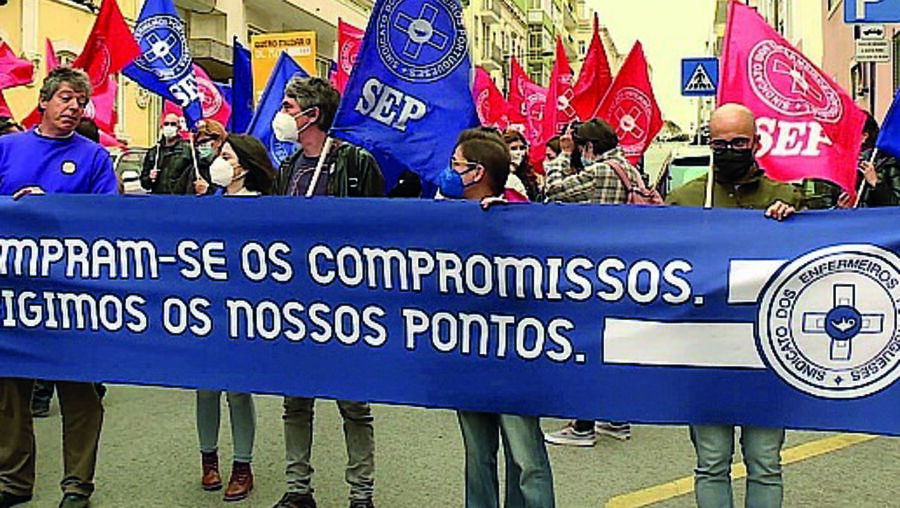 Enfermeiros protestam à frente da residência oficial do primeiro-ministro