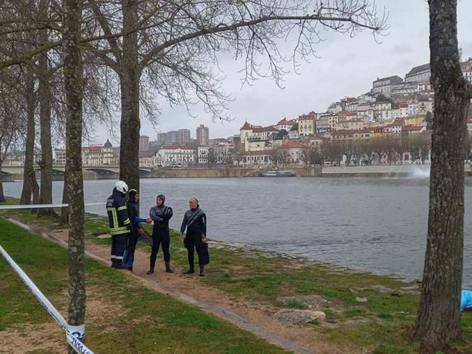 PSP interditou a zona onde foi encontrado o corpo, no rio Mondego, mas a investigação passou para as mãos da PJ. Bombeiros e INEM foram também acionados para o local