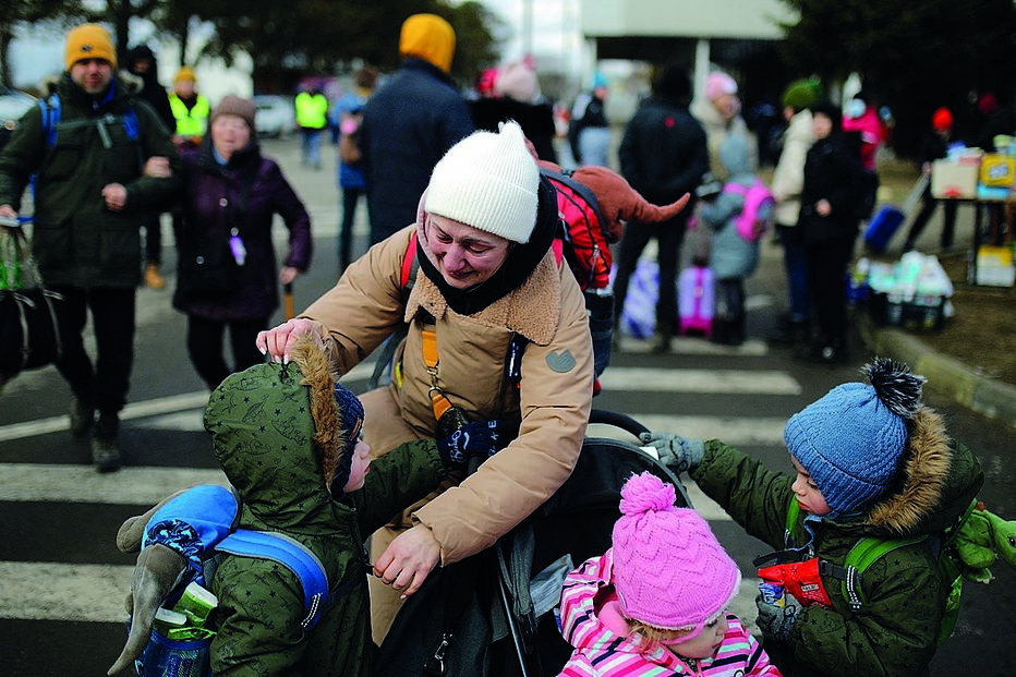 Refugiados ucranianos à chegada à fronteira em Siret, na Roménia 