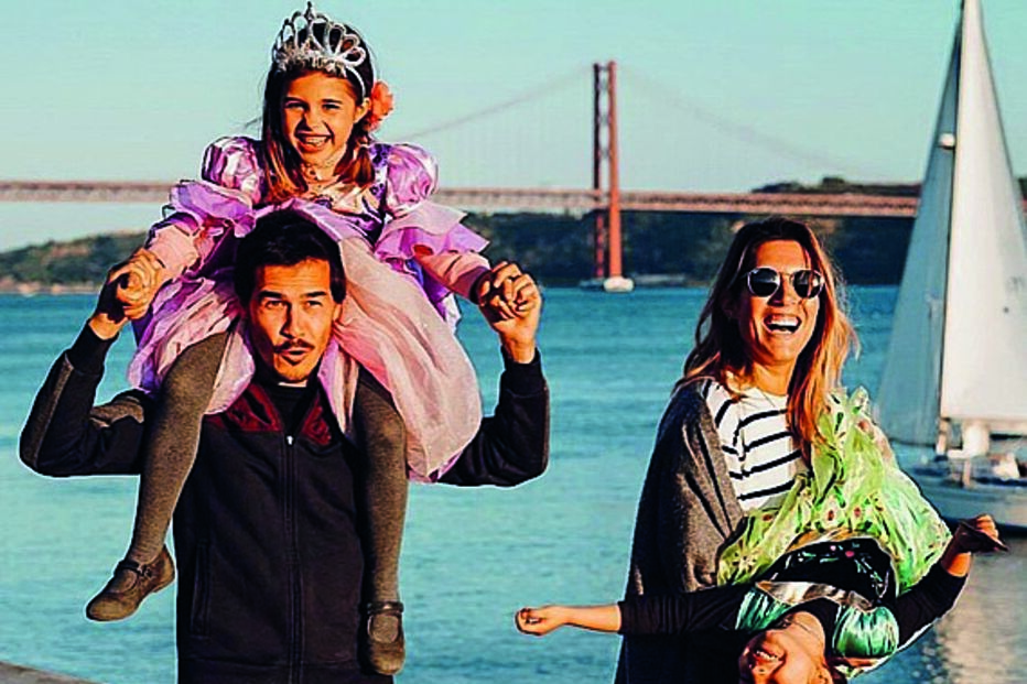 Francisco Garcia e a mulher, Sofia, com as duas filhas, Teresa e Mercedes, num passeio junto ao rio 