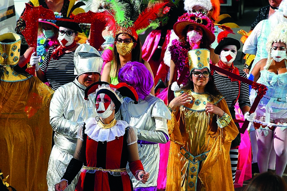 Em Samora Correia, as saudades do Carnaval - que não se celebrou no ano passado – levaram milhares para a rua