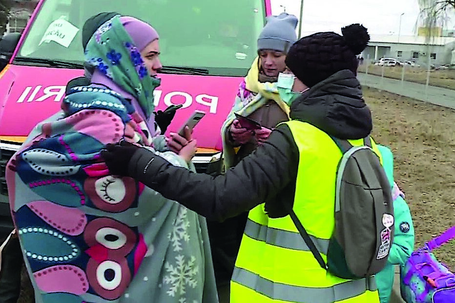 Voluntários ajudam quem chega do outro lado da fronteira, com pouco mais do que a roupa no corpo