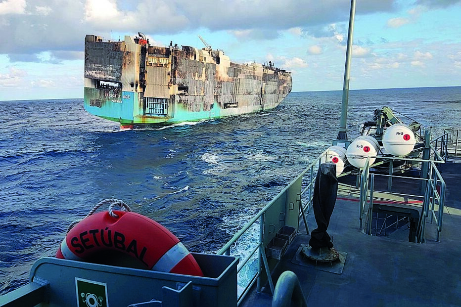 ‘Felicity Ace’ estava a ser rebocado quando adornou 