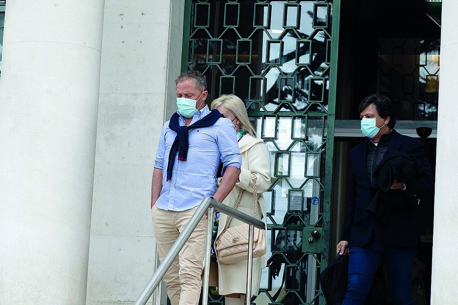 Elsa Leitão escondeu-se atrás do ex-marido, Gil Silva, à saída do tribunal