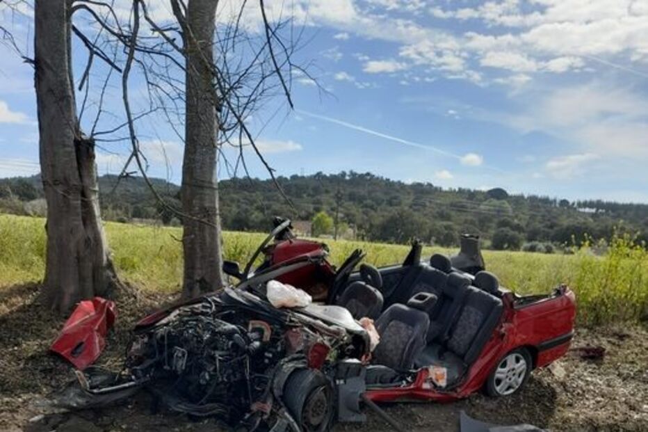 Viatura ficou destruída