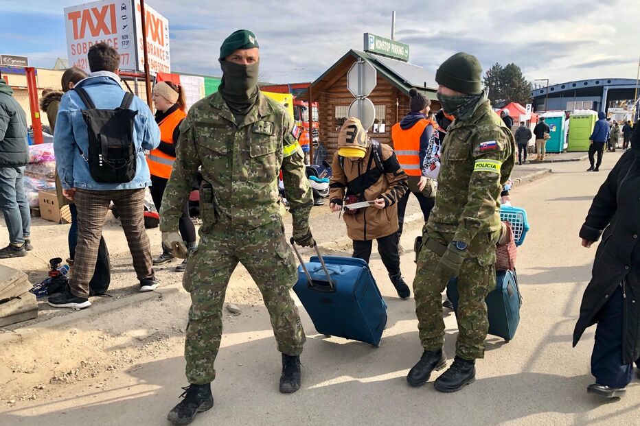 Polícia, militares e refugiados na fronteira da Eslováquia com a Ucrânia - Uzhhorod-Vysne Nemecke  