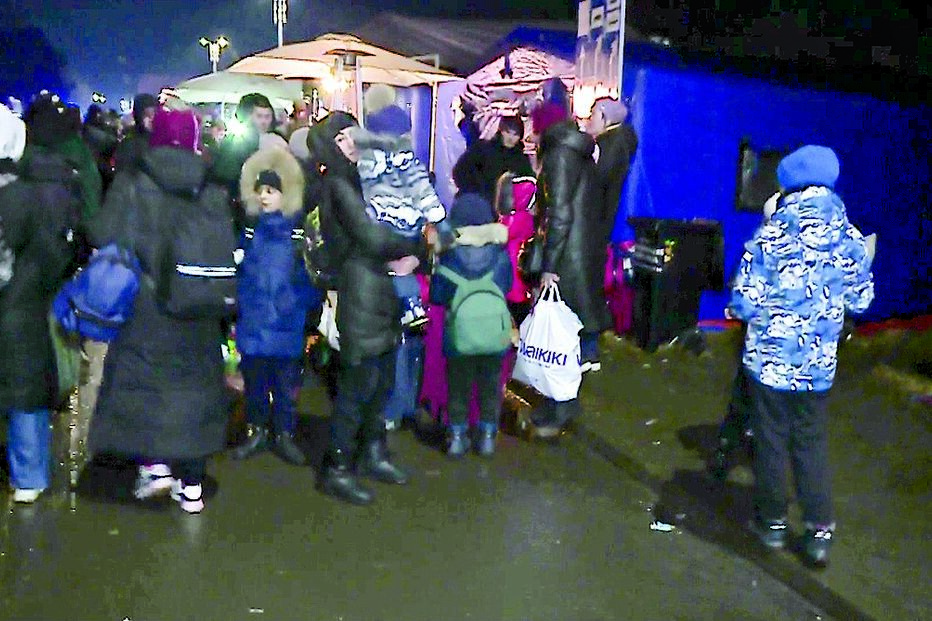 Refugiados sem documentos, sobretudo mulheres e crianças que fogem da guerra, são acolhidos num campo de futebol em Siret, onde foram montadas 60 tendas