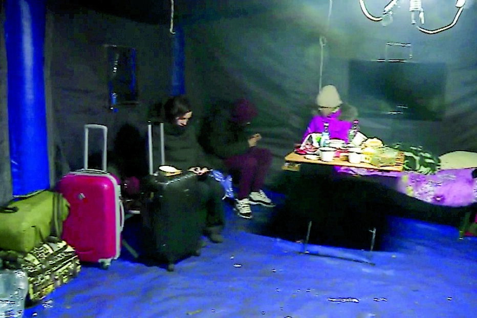 Refugiados sem documentos, sobretudo mulheres e crianças que fogem da guerra, são acolhidos num campo de futebol em Siret, onde foram montadas 60 tendas