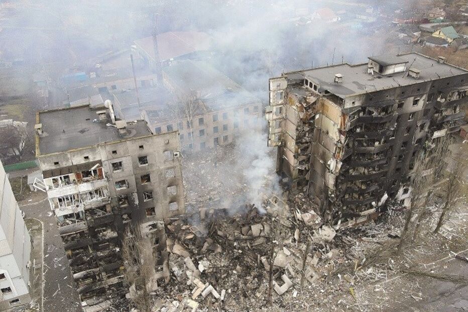 As tropas russas atingem cada vez mais alvos civis, destruindo prédios residenciais de cidades ucranianas (na foto Borodyanka, nos arredores de Kiev), a par de infraestruturas fundamentais, cortando o fornecimento de água e eletricidade   