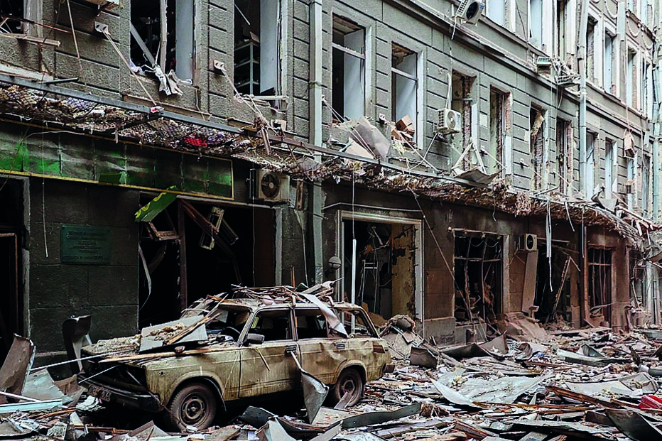 Arrasados. Danos provocados por um ataque que teve como alvo edifícios no centro de Kharkiv. 