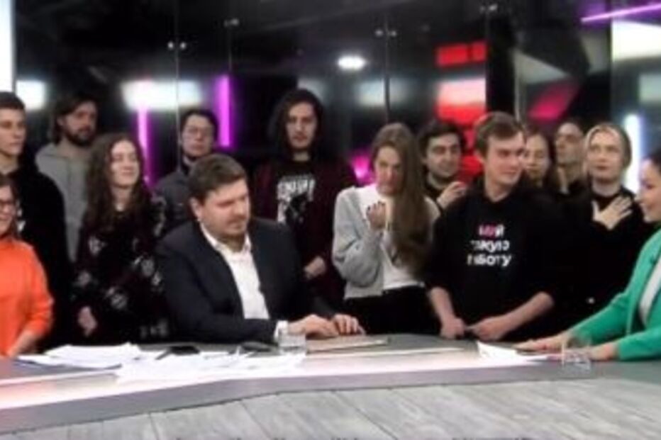 Equipa de canal de televisão russo demite-se ao vivo ao som do 