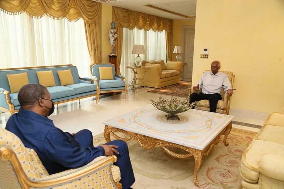 Presidente de Angola visita ex-presidente José Eduardo dos Santos