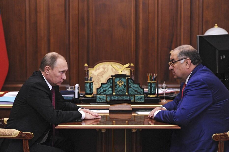 Vladimir Putin com Alisher Usmanov, oligarca que lhe será próximo