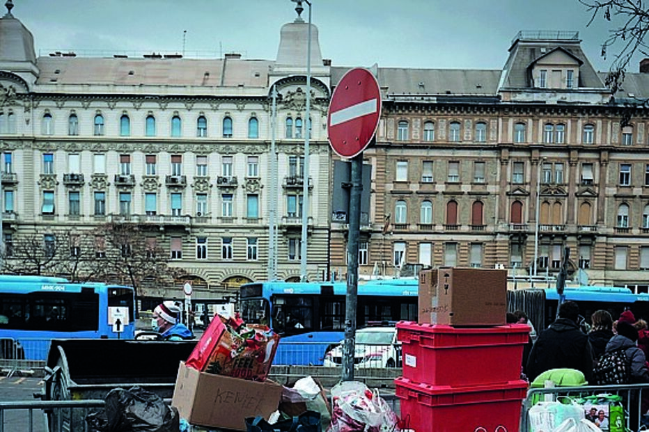 Bens no exterior da estação