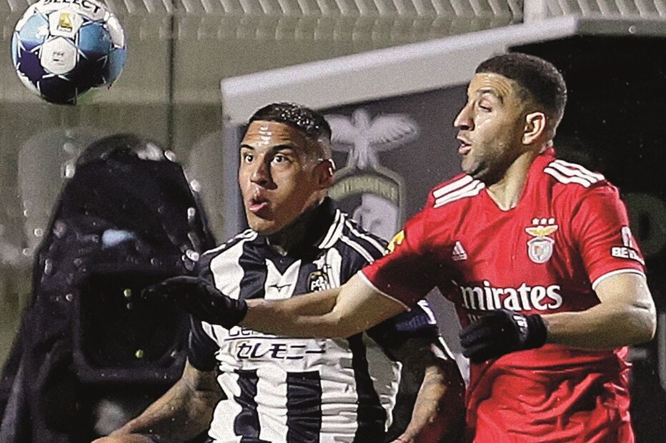 Carlinhos procura controlar a bola face à pressão de Taarabt